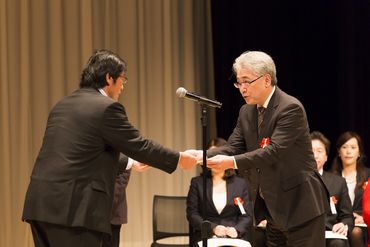 小橋健太氏（左）より表彰状授与