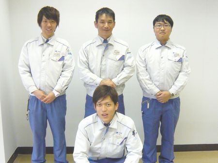 後列左から：金田さん、西尾所長、小出さん　前列：小川さん